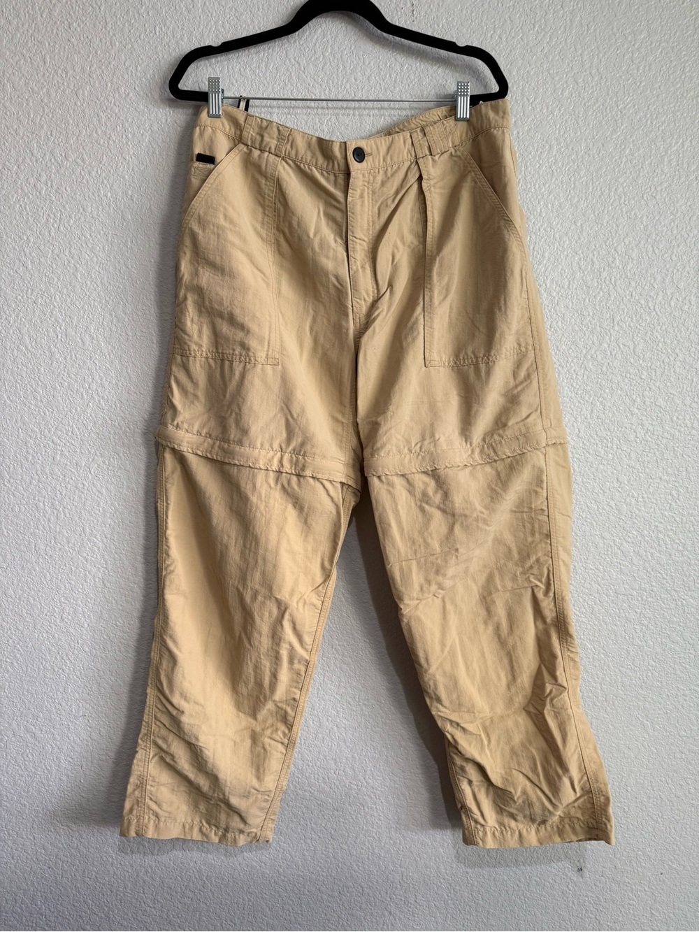 The North Face Men's Beige Cargo convertible Pants vent, zip leg into shorts XL